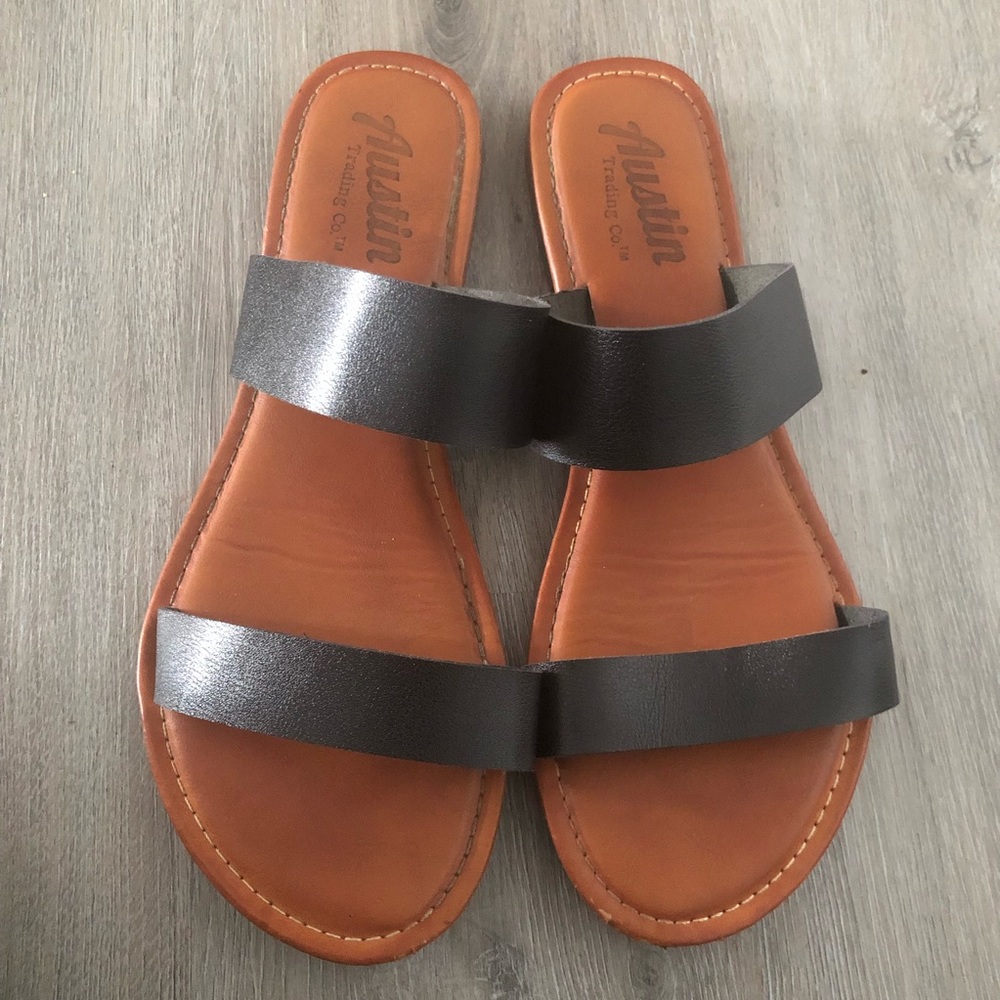 Austin women Sz 10 sandals minimalists flats black strap